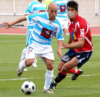 Ander Lafuente intenta irse de un jugador del Roquetas (L. O.)