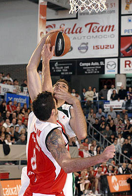 Aleks Maric bajo aro con Josh Asselin (ACBMEDIA)
