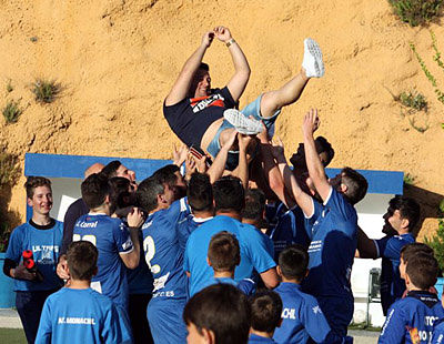 Romario durante la celebración del ascenso (MANU LÓPEZ)