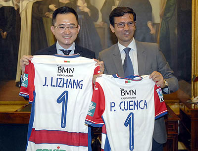 Lizhang junto a Paco Cuenca 