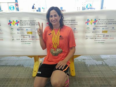 Elena posa con sus seis medallas 