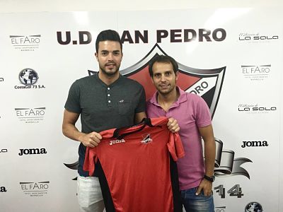 Álvaro en la presentación con su nuevo club 