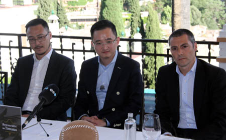 Lizang, flanqueado por Kangning Wang y Sergi Vieta en la presentación (GRJ)