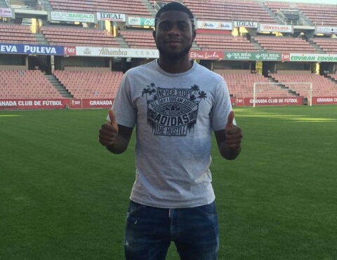 Boga sobre el césped del estadio de Los Cármenes (GCF)