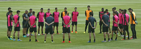 Los jugadores del Granada CF guardaron un minuto de silencio (GCF)