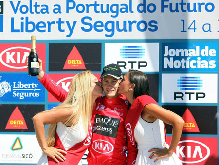 Chupete celebrando la victoria en el podium portugués (GRJ)