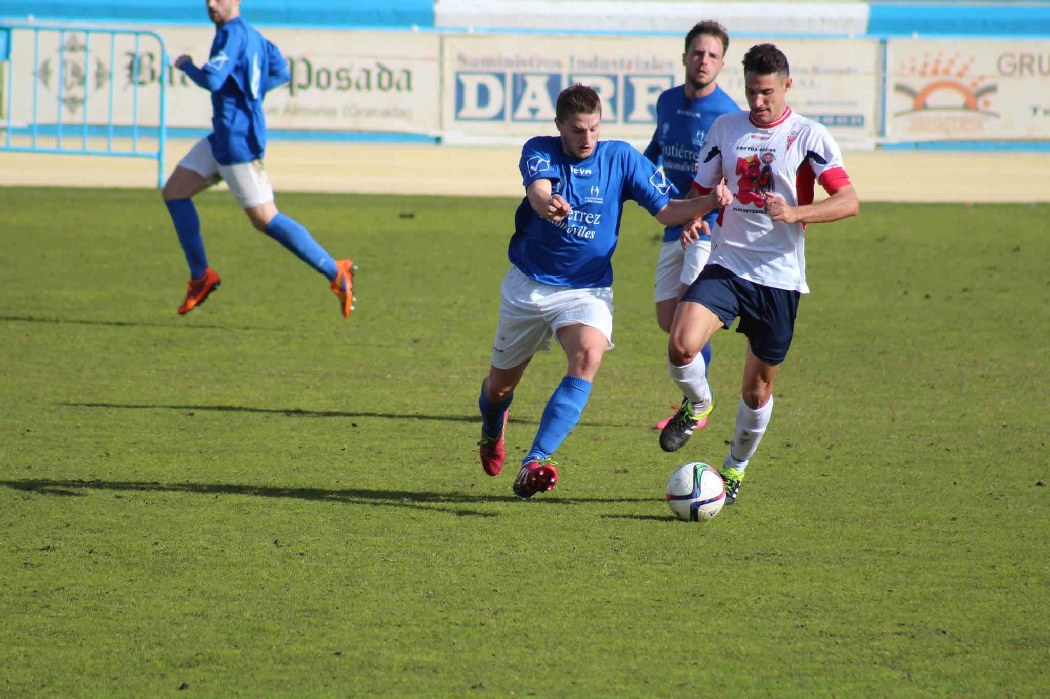 Disputa de balón en un partido de la temporada pasada