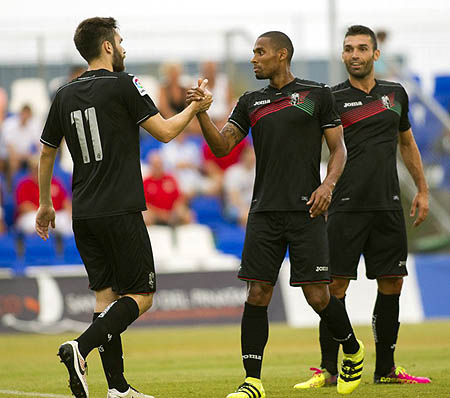 Jon Toral felicita a Gabriel Silva tras abrir el marcador (GCF)