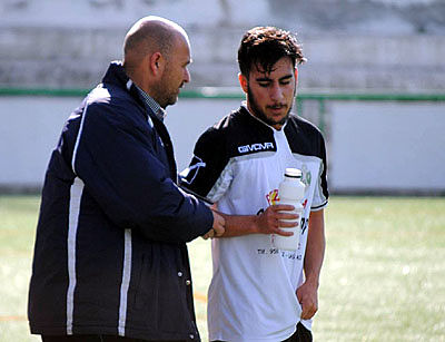 Díaz habla con un jugador durante un partido 