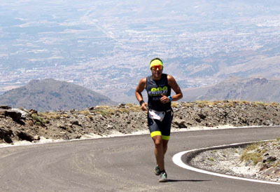 Juan Manuel Cárdenas, ganador del Triatlón de Sierra Nevada al llegar al observatorio (CANITO)