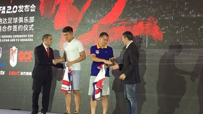 Los jugadores ya posaron con la camiseta rojiblanca 
