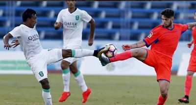 Jean Carlos intentar ganar un balón dividido (GRANADA CF) 