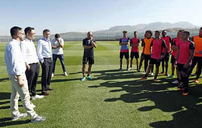 Lizhang saludó a sus jugadores, entre los que ya está Saunier (GRANADA CF) 