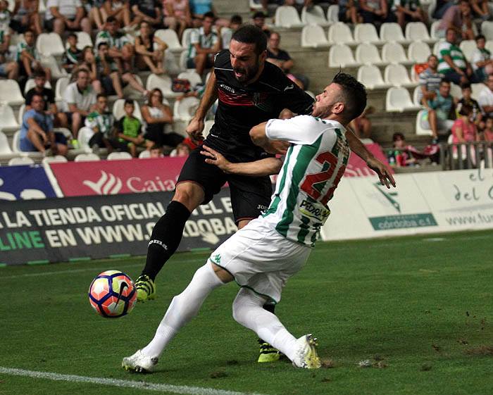 Lombán en una acción del encuentro ante el Córdoba CF (MINUTO.90.COM)