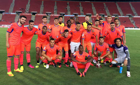 Los jugadores del Granada CF posan con el Trofeo Ciudad de Palma (GCF)