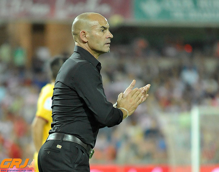 Jémez da instrucciones desde el banquillo a los suyos.