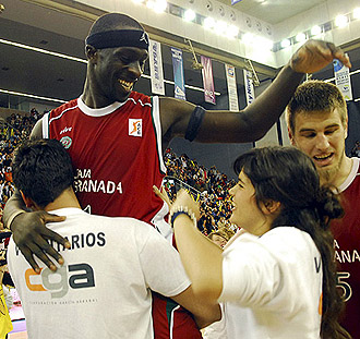 Nana Mensah-Bonsu festejando la permanencia (ACB.COM)