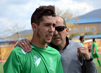Francis Cascales da instrucciones a un jugador (LÁZARO)