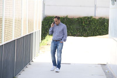 Piru no se ha despegado del teléfono esta mañana 