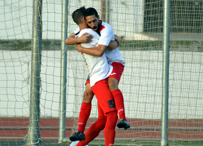 Alexis celebra su tanto con Moi Gómez (J. PALMA)