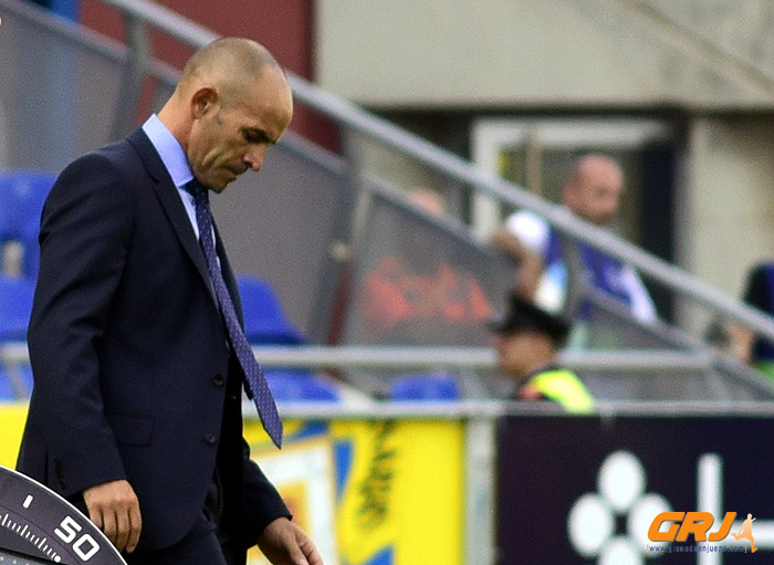 Paco Jémez cabizbajo durante el encuentro ante Las Palmas (LOF)