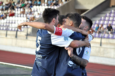 Darío celebra junto a sus compañeros el gol del triunfo (CASTILLO) 