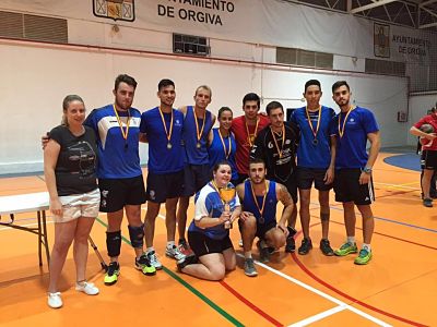 El equipo ganador celebra su triunfo 