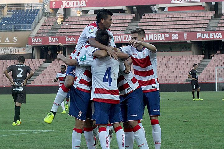 Los jugadores del filial celebran el gol en la primera jornada (JOSÉ VELASCO)