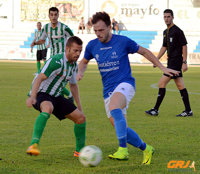 Antonio Molina en una acción del partido ante el Antequera CF (LÁZARO)