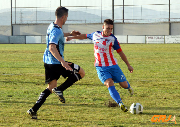Juanma Martínez con el cuero ante un jugador del Coín (LÁZARO)