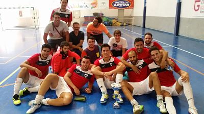 Los componentes del Peligros Fútbol Sala con la copa ganada