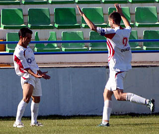 Toni celebra uno de sus goles (EDUARDO SALMERÓN) Toni celebra uno de sus goles (EDUARDO SALMERÓN)