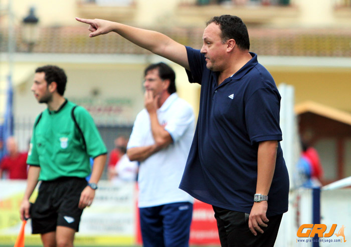 Javi Salguero cambia los banquillos de Tercera por los de Primera Andaluza (J. HURTADO)