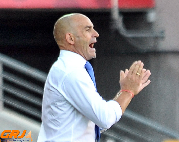 Paco Jémez desde el banquillo de Los Cármenes (J. M. BALDOMERO)