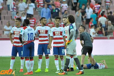 Los jugadores del Granada, al finalizar el partido (J. M. BALDOMERO)