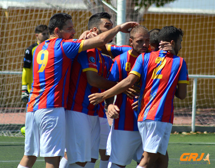 Los azulgranas celebran el cuarto gol en el municipal de La Zubia (GRJ)