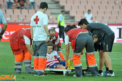 Samper abandonó el campo en camilla tras el pitido final (BALDOMERO)
