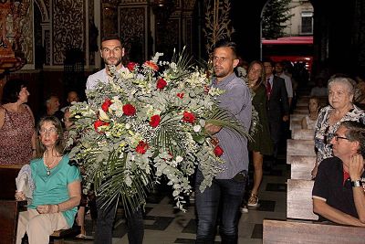 Lombán y Javi Márquez realizaron la ofrenda (JOSÉ VELASCO)