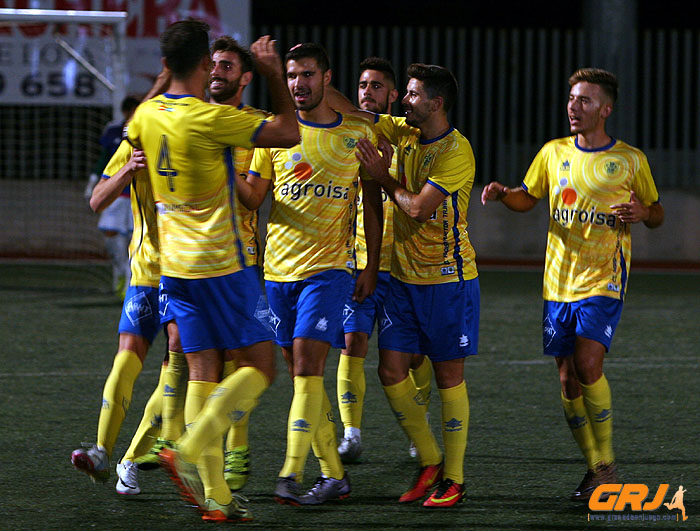 Los jugadores hueteños celebran uno de los tantos de Manu Daza (HURTADO)