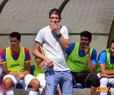Leví Cantero sigue con atención el encuentro ante La Zubia 