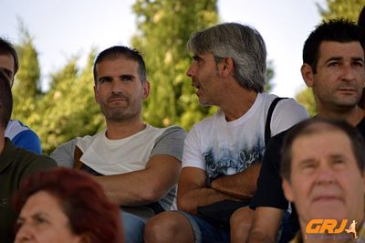 Sergio Gómez viendo un partido desde la grada en Monachil (LÁZARO)