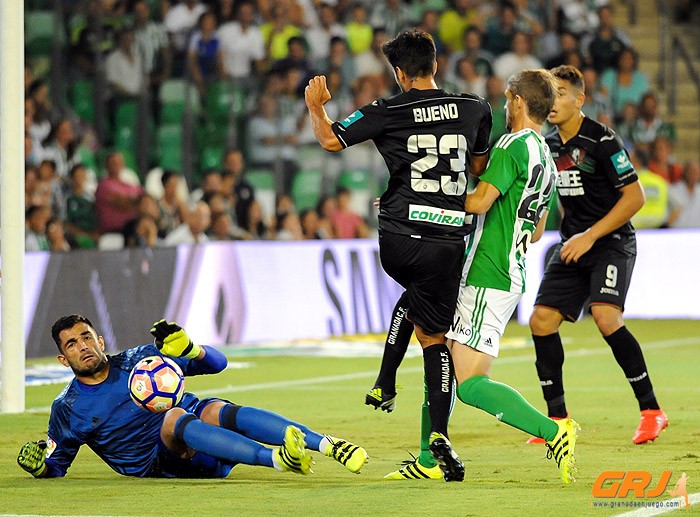 Bueno tuvo varias ocasiones para ampliar el marcador pero se topó con Adán