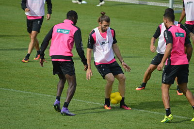 Gastón Silva intenta controlar un balón poco usual 