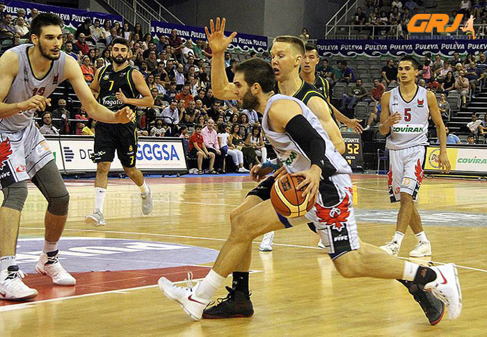 El Coviran Granada se presentó con victoria ante su público (JOSÉ VELASCO)