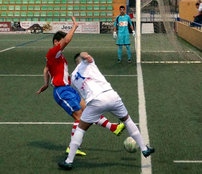 Nando busca el centro ante el conjunto jienense (GRJ)