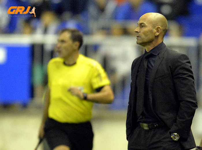 Paco Jémez, pensativo en el césped de Mendizorroza (LOF)