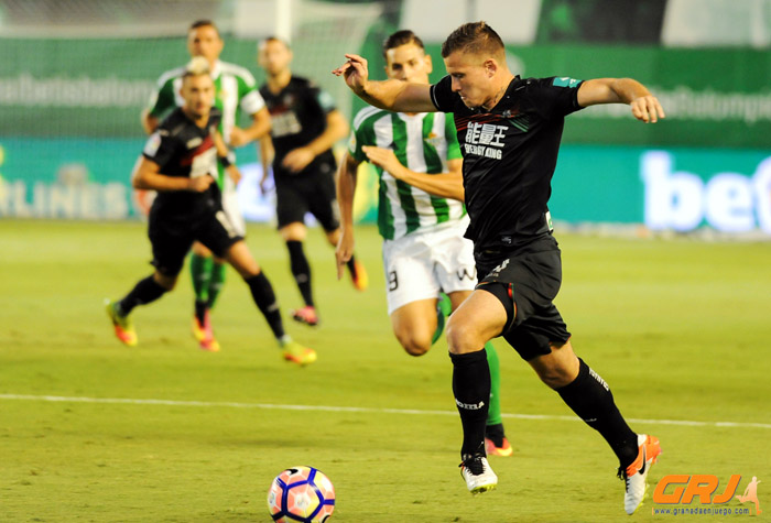 Tabanou en una acción del encuentro ante el Real Betis (LOF)