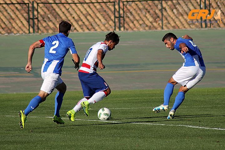 Un jugador del Granada B encara a un defensa rival (JOSÉ VELASCO)