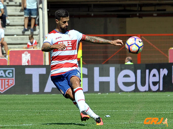 Javi Márquez, probando un envío en largo (J. M. BALDOMERO)