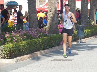 Amezcua marchando en solitario por las calles de Nerja 